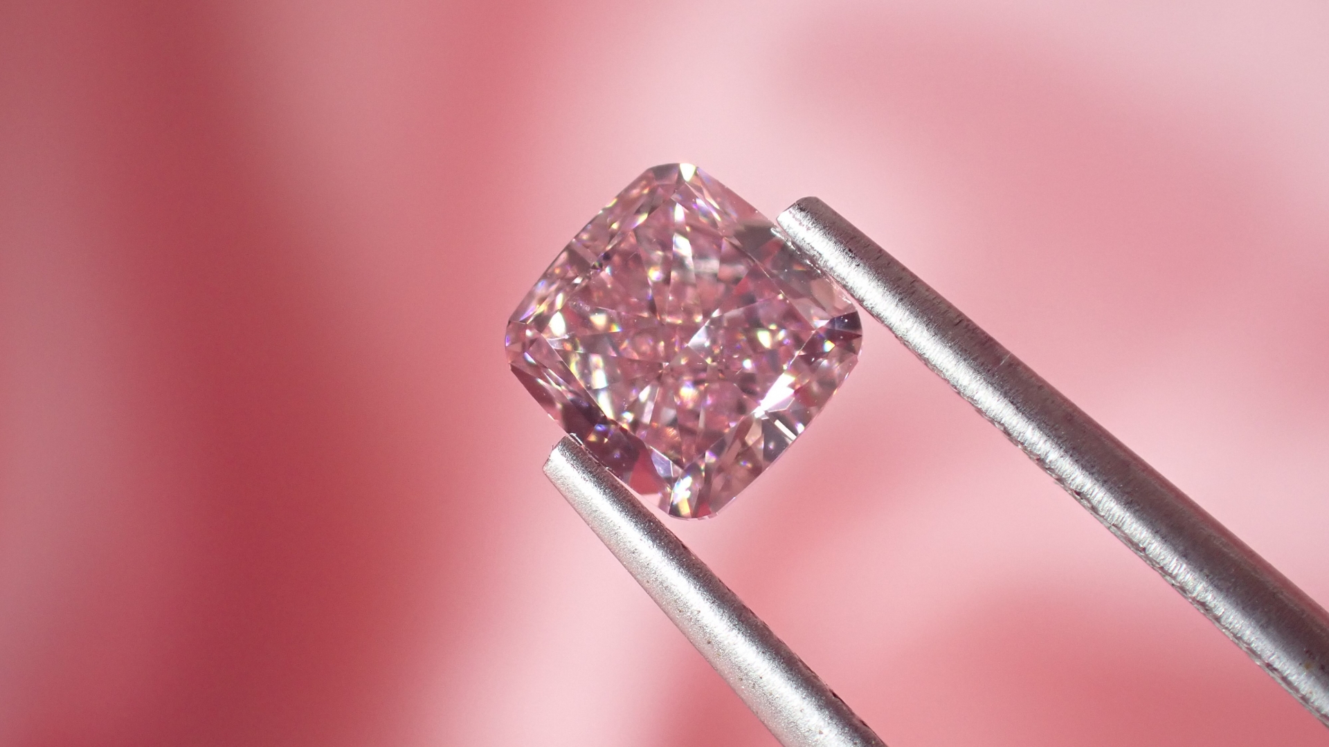 0.57ct粉紅彩鑽石