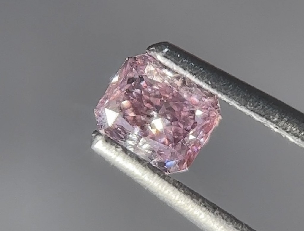 0.41ct 粉紅彩鑽石