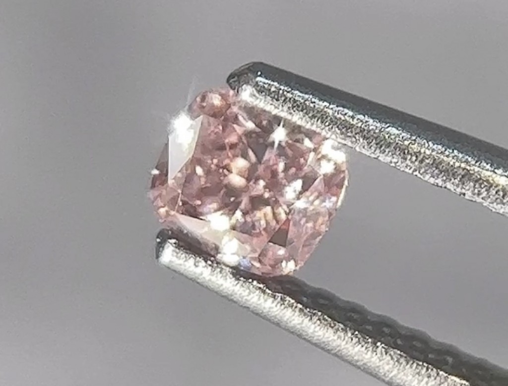 0.41ct 粉紅彩鑽石